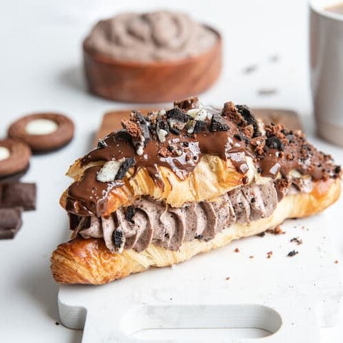 Cookies and cream-croissantit