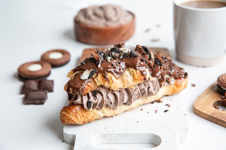 Cookies and cream-croissantit